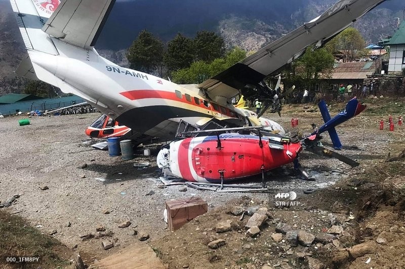 Pesawat Kecil Hantam 2 Helikopter di Everest, 3 Tewas Termasuk Pilot