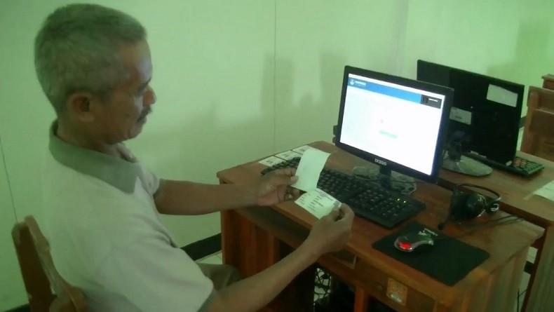 Ikut UNBK Paket C di Subang, Kakek 57 Tahun Ingin Wujudkan Cita-cita