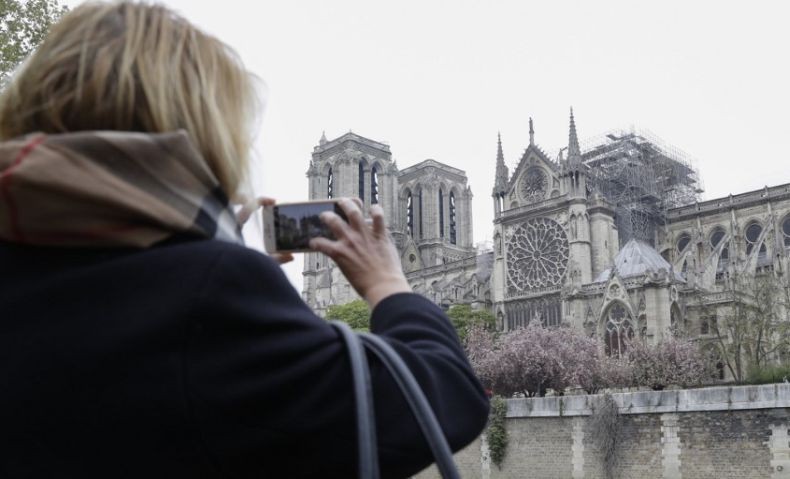 Media Serbia Sebut Kebakaran Gereja Notre Dame Hukuman dari Tuhan