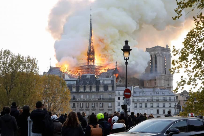 Kebakaran Luluhlantakkan Katedral Bersejarah Notre Dame di Paris