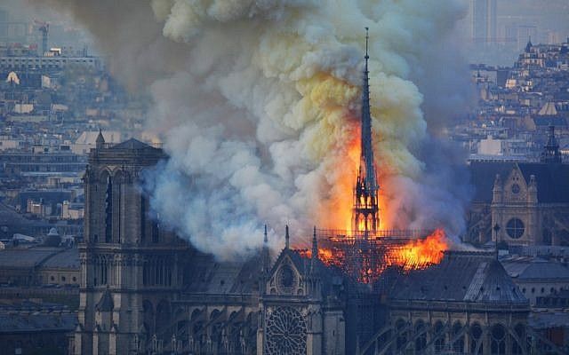 Katedral Notre Dame Terbakar, Warga Paris: Ini Saatnya untuk Berdoa