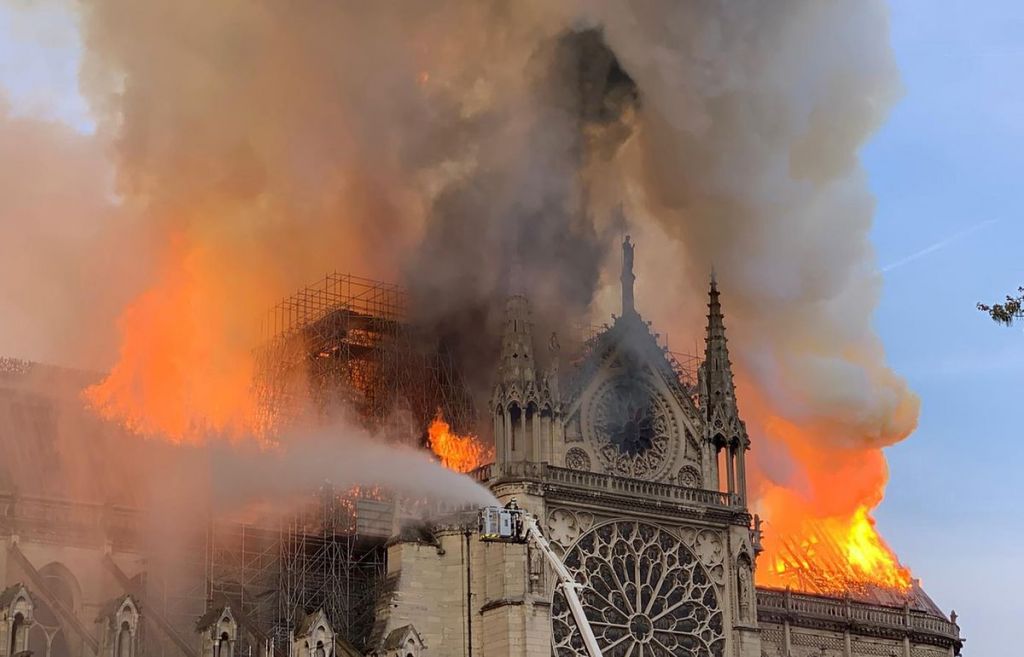 Katedral Notre Dame Terbakar, Ini Ungkapan Sedih Presiden Macron