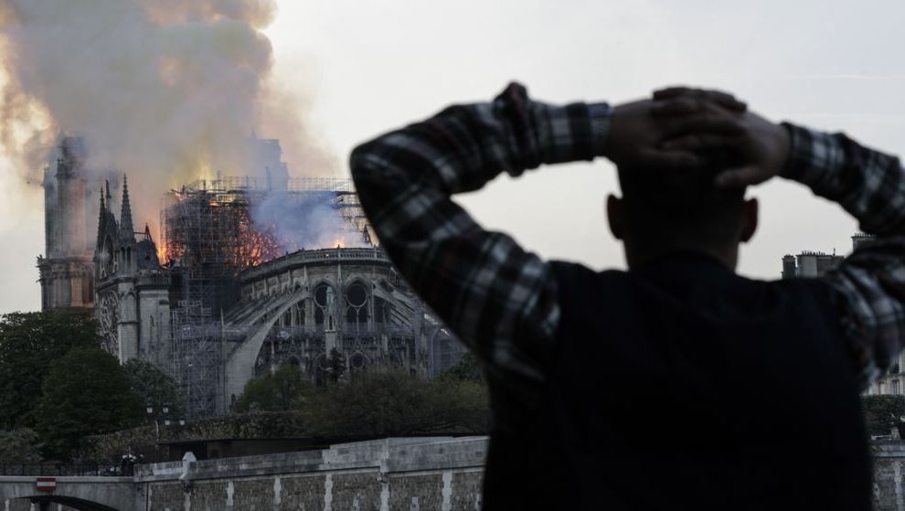 Menara Katedral Notre Dame Runtuh, Warga Paris Menangis Berpelukan