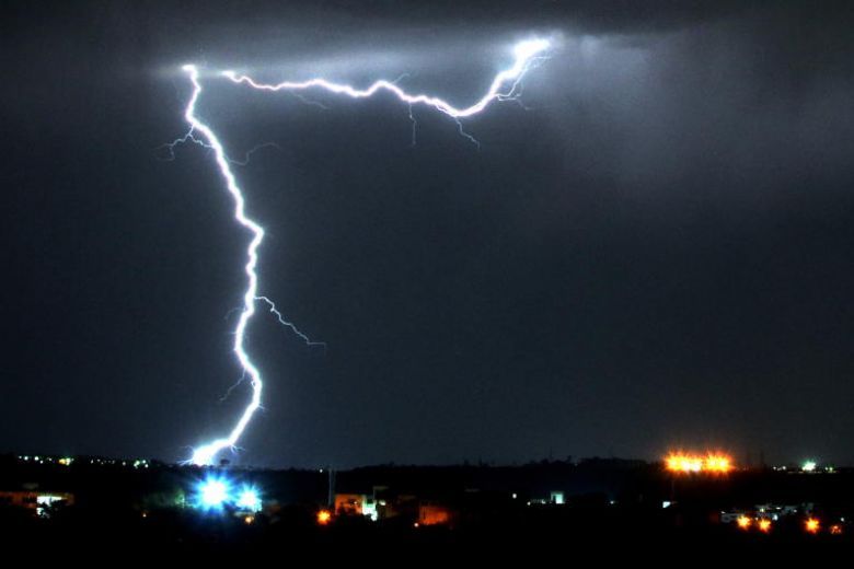 Badai Petir Terjang Chicago AS, Beberapa Orang Luka Listrik Padam