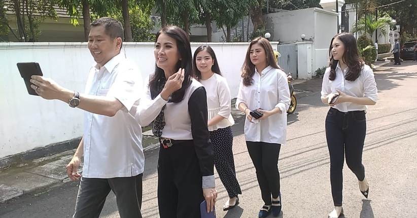 Kompak Pakai Baju Putih, HT Ngevlog Bareng Keluarga Saat Menuju TPS