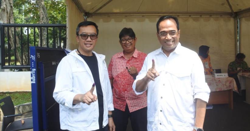 Gunakan Hak Suara, Menhub dan Menpora Kompak Acungkan Jari Telunjuk