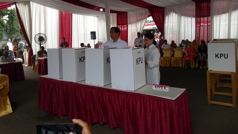 Selesai Nyoblos Bareng Iriana, Jokowi: Plong