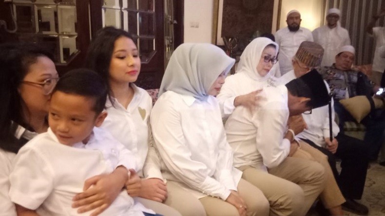 Sandiaga Sungkem kepada Kedua Orang Tuanya Sebelum Mencoblos