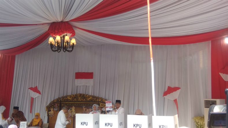 Bersama Keluarga, Sandi pun Berbaju Putih Datangi TPS 02