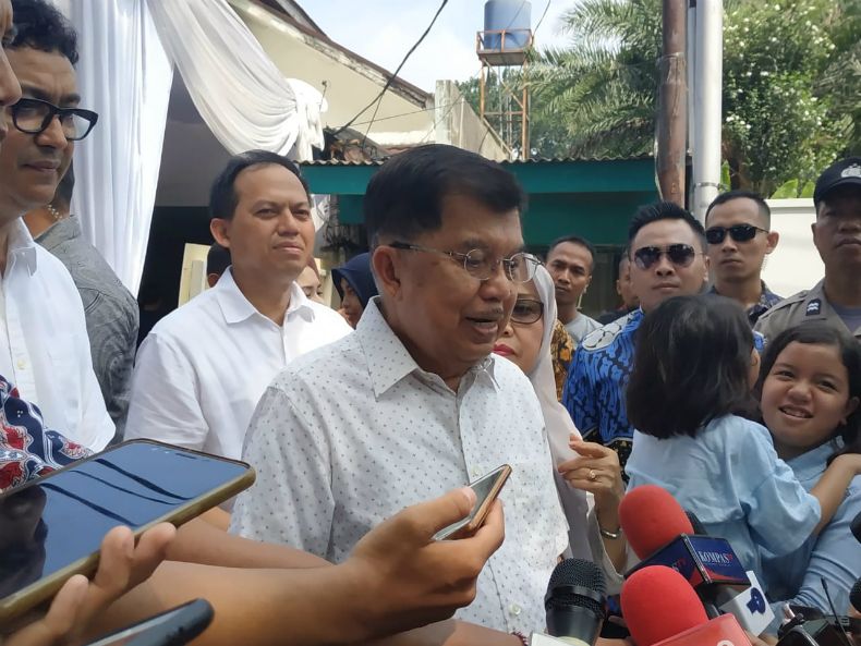 Kenakan Busana Putih, JK Ajak Istri dan Cucu Nyoblos di TPS