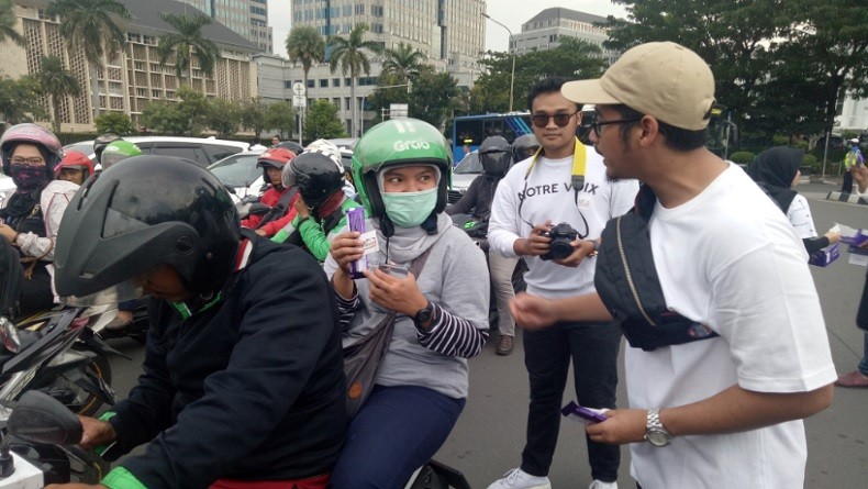 Ajak Masyarakat Kembali Bersatu, Relawan Milenial Bagi-Bagi Coklat