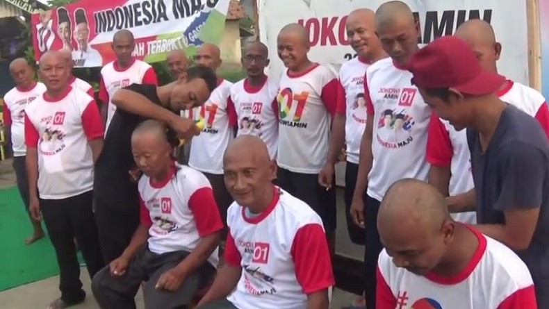 Wujud Syukur Jokowi Unggul, Warga Pekalongan Ramai-ramai Cukur Gundul