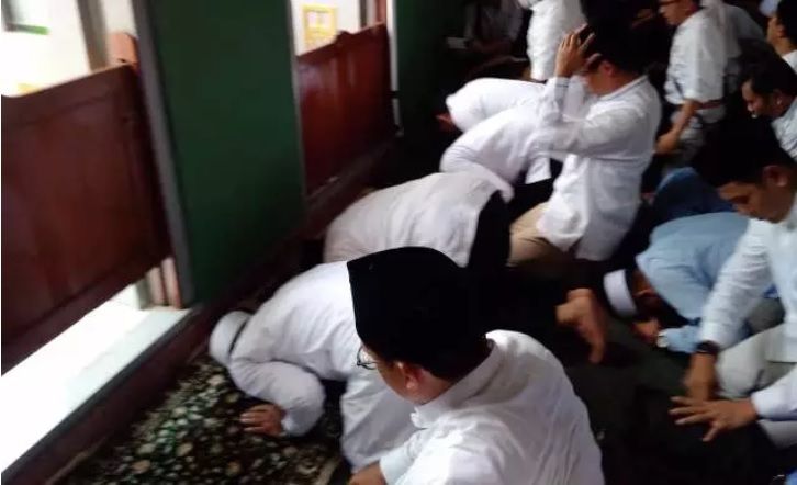 Prabowo Kembali Sujud Syukur Rayakan Kemenangan Usai Salat Jumat