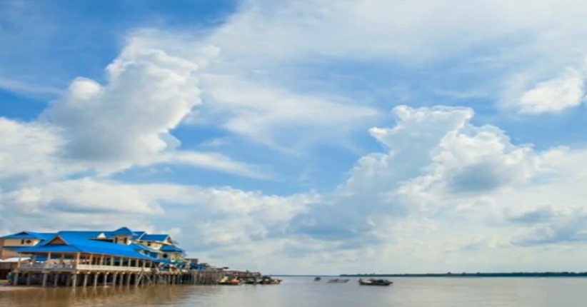 Water Front City Sungai Pengabuan Jambi Terlihat Eksotis saat Senja
