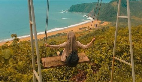 Indahnya Pantai Modangan dari Atas Bukit, Enaknya sambil Main Ayunan