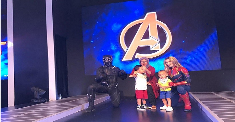 Asyiknya Belanja sambil Berfoto dengan Thanos dan Iron Man di Mal