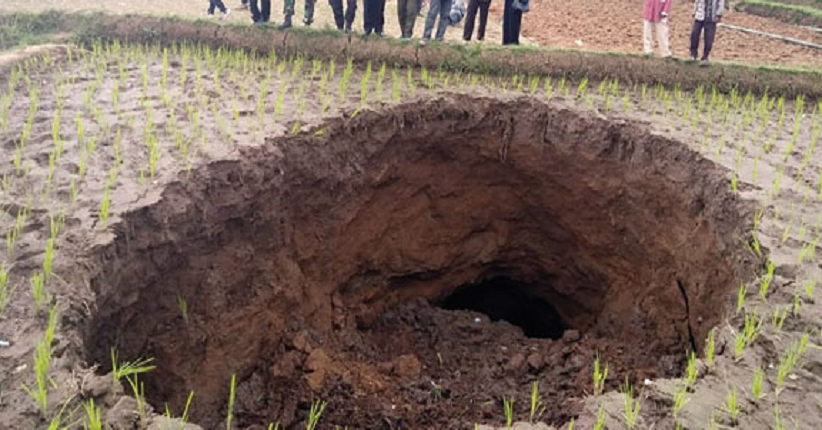 Lagi, Lubang Raksasa Tiba-Tiba Muncul di Persawahan di Sukabumi