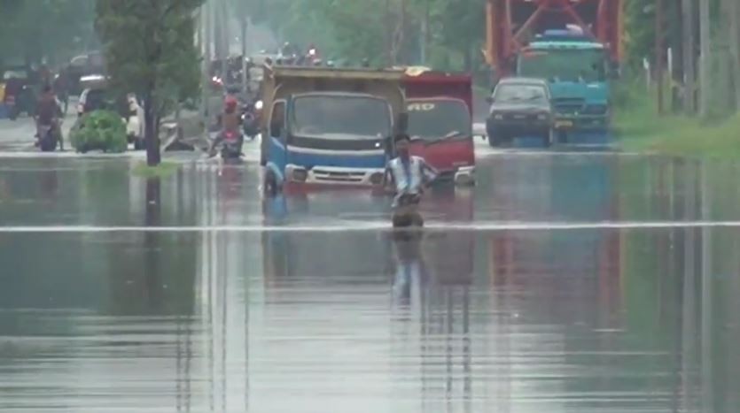 Jalan Raya Porong Sidoarjo Dilanda Banjir, Puluhan Kendaraan Terjebak