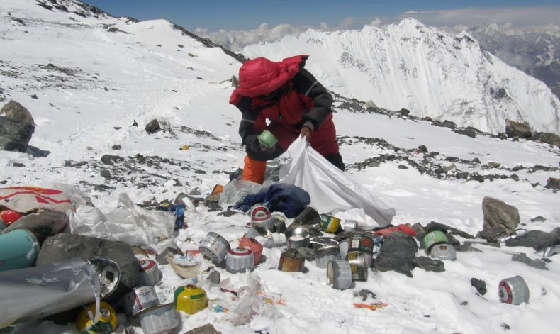 Bersih-Bersih di Gunung Everest Kumpulkan 10 Ton Sampah dan Mayat