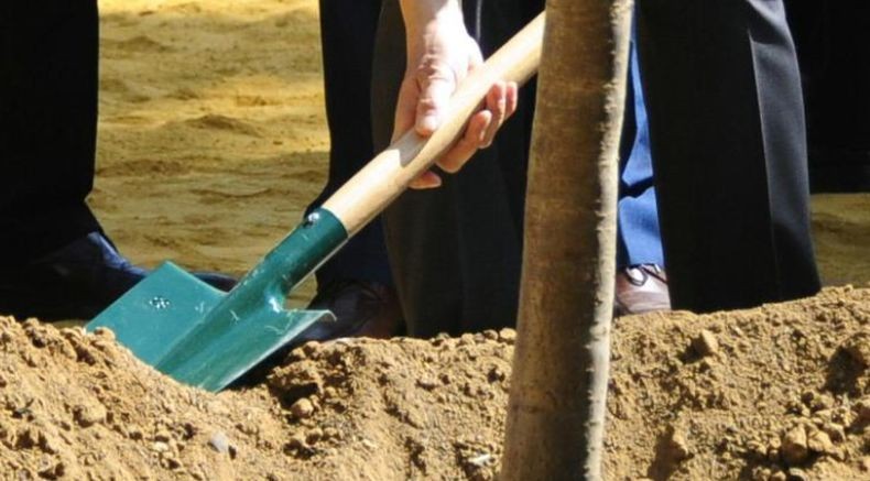 Pria Ini Terjebak di Lubang yang Digali Sendiri untuk Mengawasi Mantan