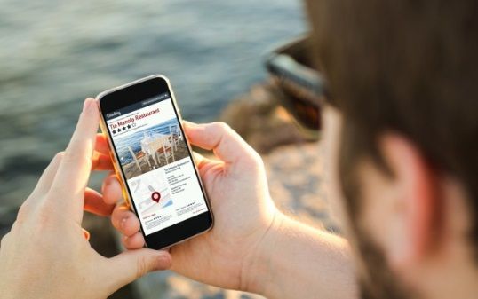 Terlalu Lama Menatap Layar Smartphone Picu Risiko Penyakit Tak Menular