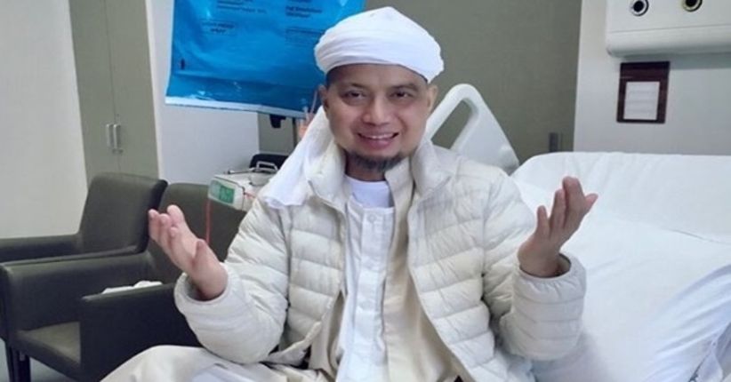 Tangis Istri Pecah saat Dengar Wasiat, Ustaz Arifin Ilham Beri Pelukan