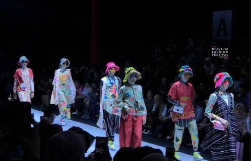 Begini Tips Tabrak Warna dan Motif untuk Tampil Beda dalam Bergaya