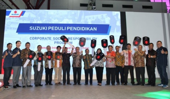 Suzuki Bagikan 13 Unit Mobil untuk SMK dan Universitas di IIMS