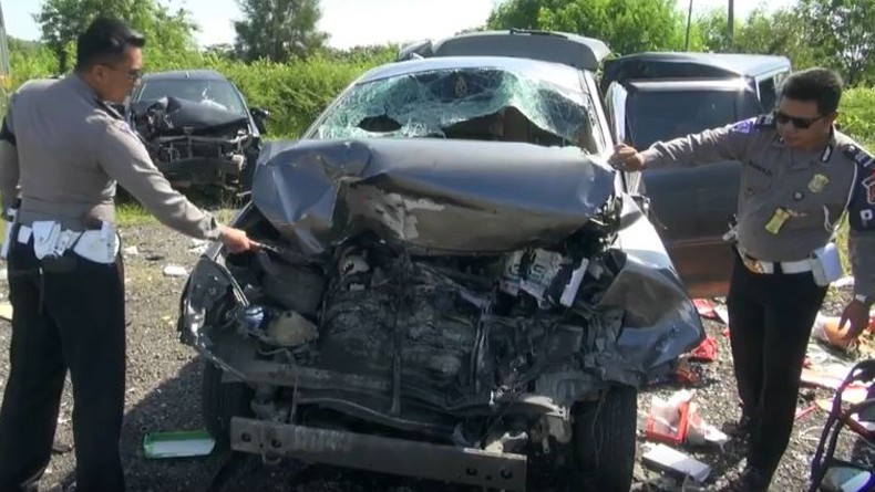 Minibus Ringsek Tabrak Truk dari Belakang di Tol Cipali, 2 Tewas