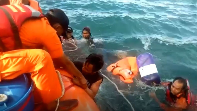 Tim SAR Evakuasi 6 Awak Kapal yang Tenggelam di Perairan Bintan, Seluruh Korban Selamat