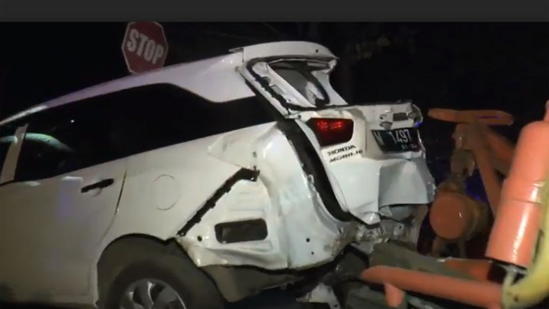 Nyelonong Perlintasan, Honda Mobilio Ditabrak KA di Pasuruan, 3 Orang Luka Berat