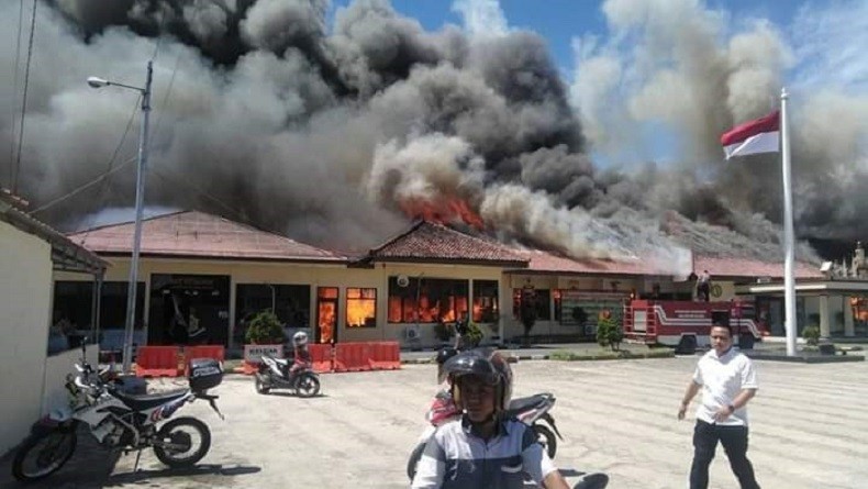 Tinjau Mapolres Lampung Selatan yang Terbakar, Kapolri Tanya Kondisi Senjata