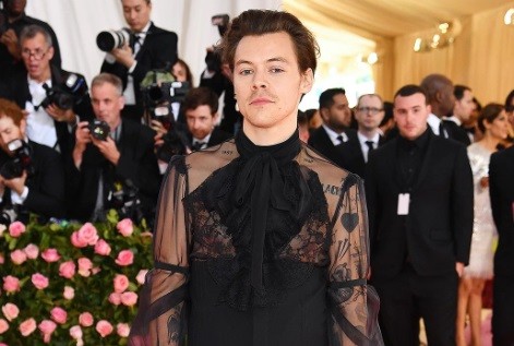 Met Gala 2019, Harry Styles Tampil Feminin dengan Anting dan Kutek
