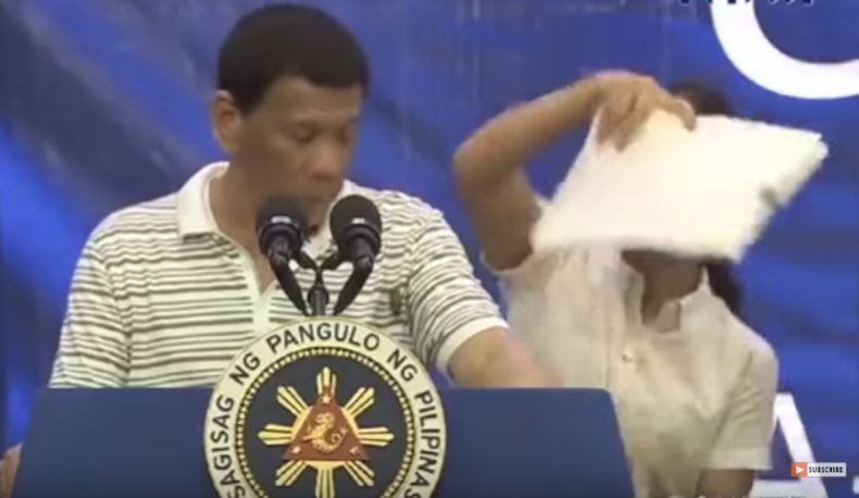 Heboh, Kecoak Jalan di Bahu Presiden Filipina Duterte saat Pidato