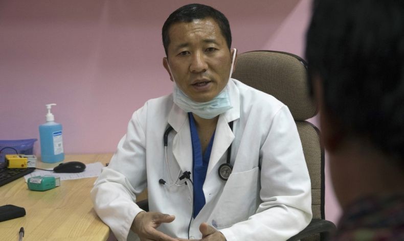 Kisah Perdana Menteri Bhutan yang Praktik Dokter Setiap Sabtu