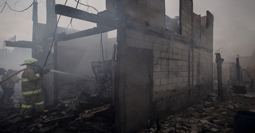 2 Petugas Damkar Semaput saat Tangani Kebakaran di Kampung Bandan