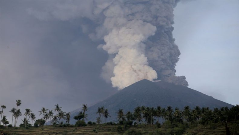 Gunung Agung Kembali Meletus dan Keluarkan Suara Dentuman Keras