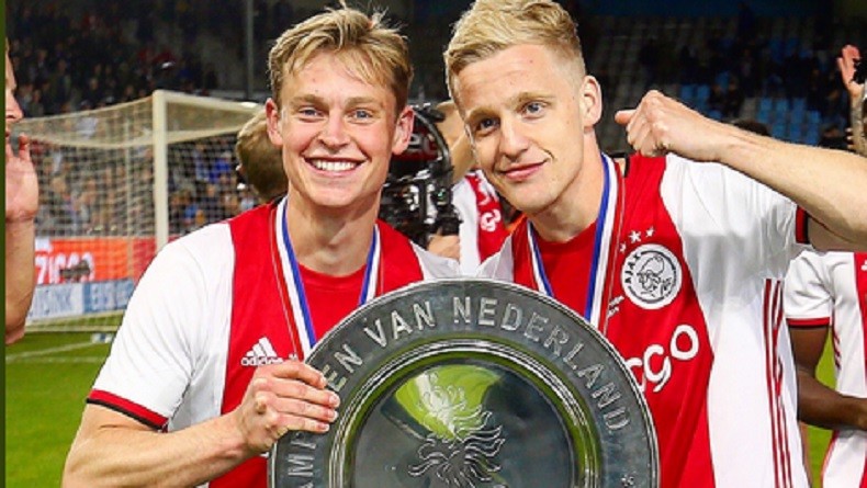 Pemain Ajax Persembahkan Gelar Eredivisie untuk Abdelhak Nouri