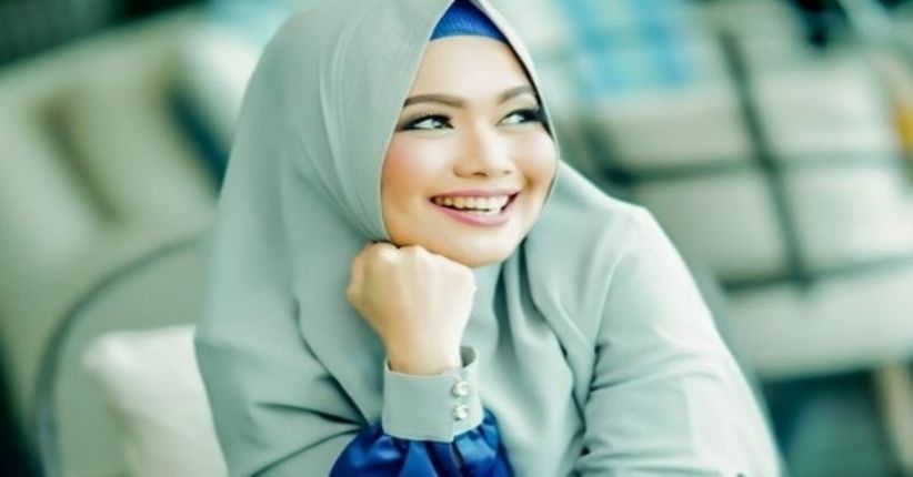 Kisah Hijrah Dea Mirella, Sempat Salahkan Tuhan saat Anak Meninggal