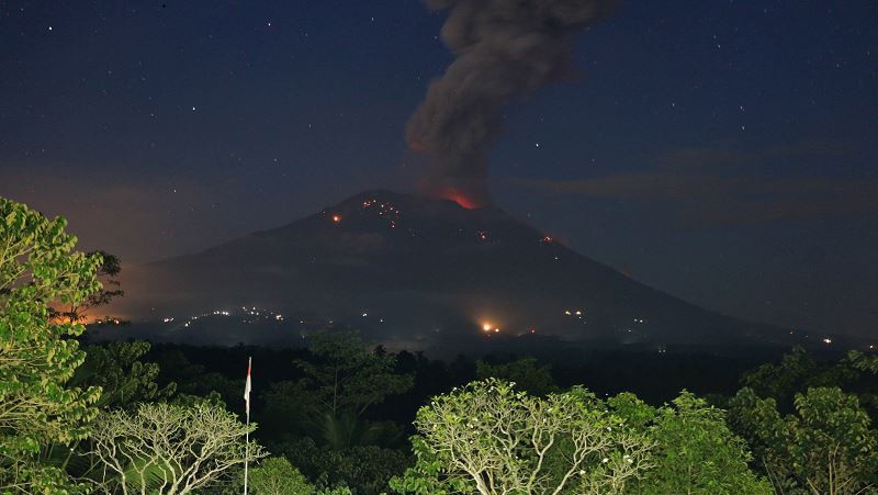 Gunung Agung Kembali Meletus, Semburkan Kolom Abu Setinggi 2.000 Meter