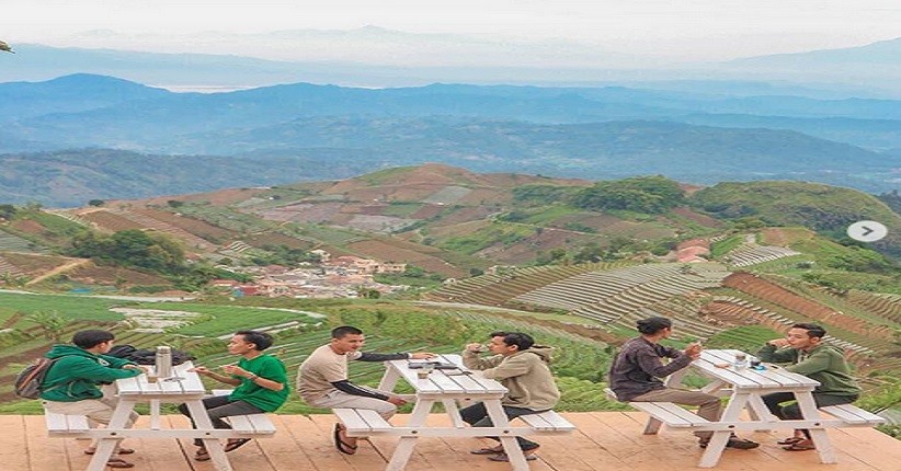 Indahnya Bukit Mercury Majalengka, Ada Spot Ngopi Hits di Tebing Jurang