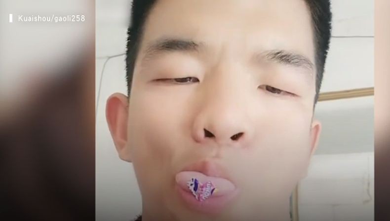 Pria Lumpuh Bikin Karya Origami Pakai Mulut demi Menghidupi Keluarga