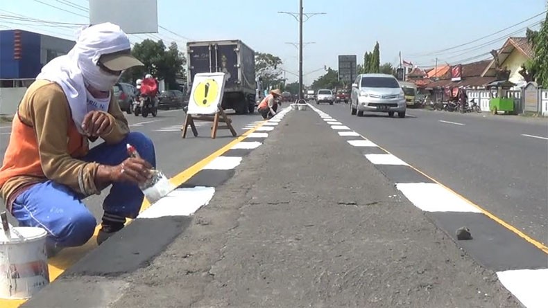 Cegah Kecelakaan saat Arus Mudik, Median Jalan Pantura Kendal-Batang Dicat Ulang