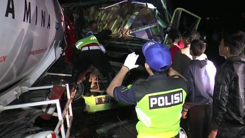 Kecelakaan Beruntun 3 Truk dan 1 Sepeda Motor di Sumedang, 1 Tewas dan 3 Luka