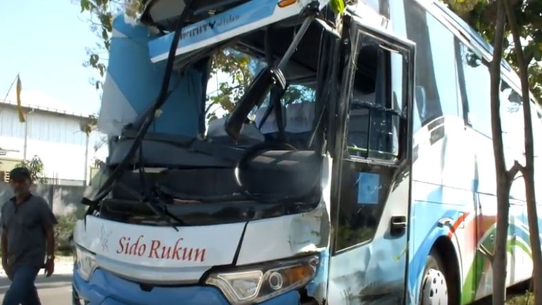 Mengantuk, Bus Sido Rukun Tabrak 3 Truk Kontainer di Grobogan, Sopir Selamat