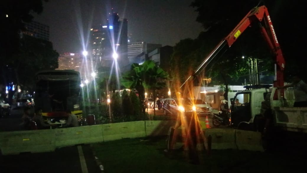 Antisipasi Aksi 22 Mei, Polisi Pasang Baja Beton di Jalan Menuju KPU