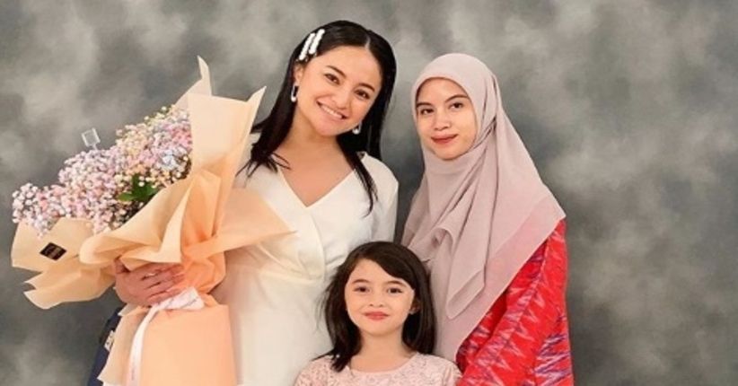 Hadiri Wisuda Anak, Marshanda Foto Bersama Istri Mantan Suami