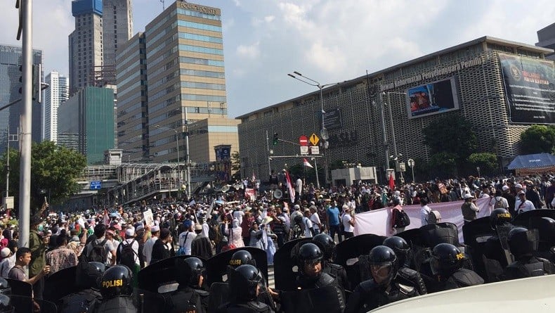Massa Pendukung Prabowo Demo di Depan Gedung Bawaslu RI