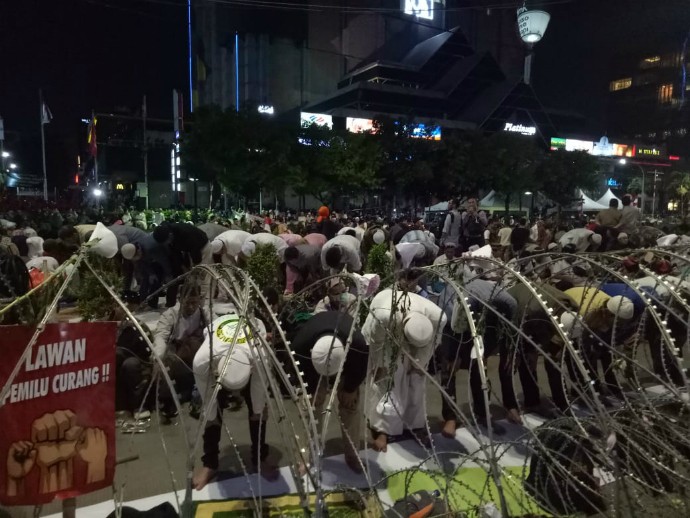 Massa Prabowo-Sandi Buka Puasa dan Tarawih Berjamaah di Jalan Thamrin