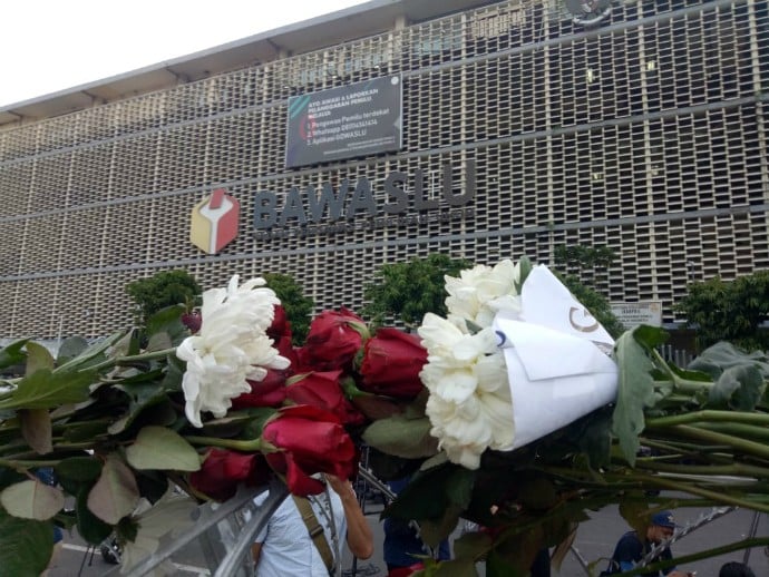 Buktikan Aksi Damai, Massa Pendukung Prabowo Beri Mawar ke Polisi